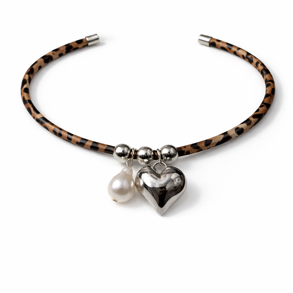 Wild Heart – Collana con Ciondolo a Cuore e Catenina Leopardata in Tessuto