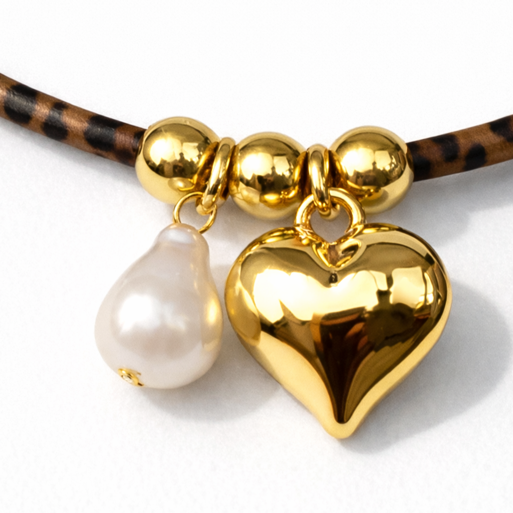Wild Heart – Collana con Ciondolo a Cuore e Catenina Leopardata in Tessuto
