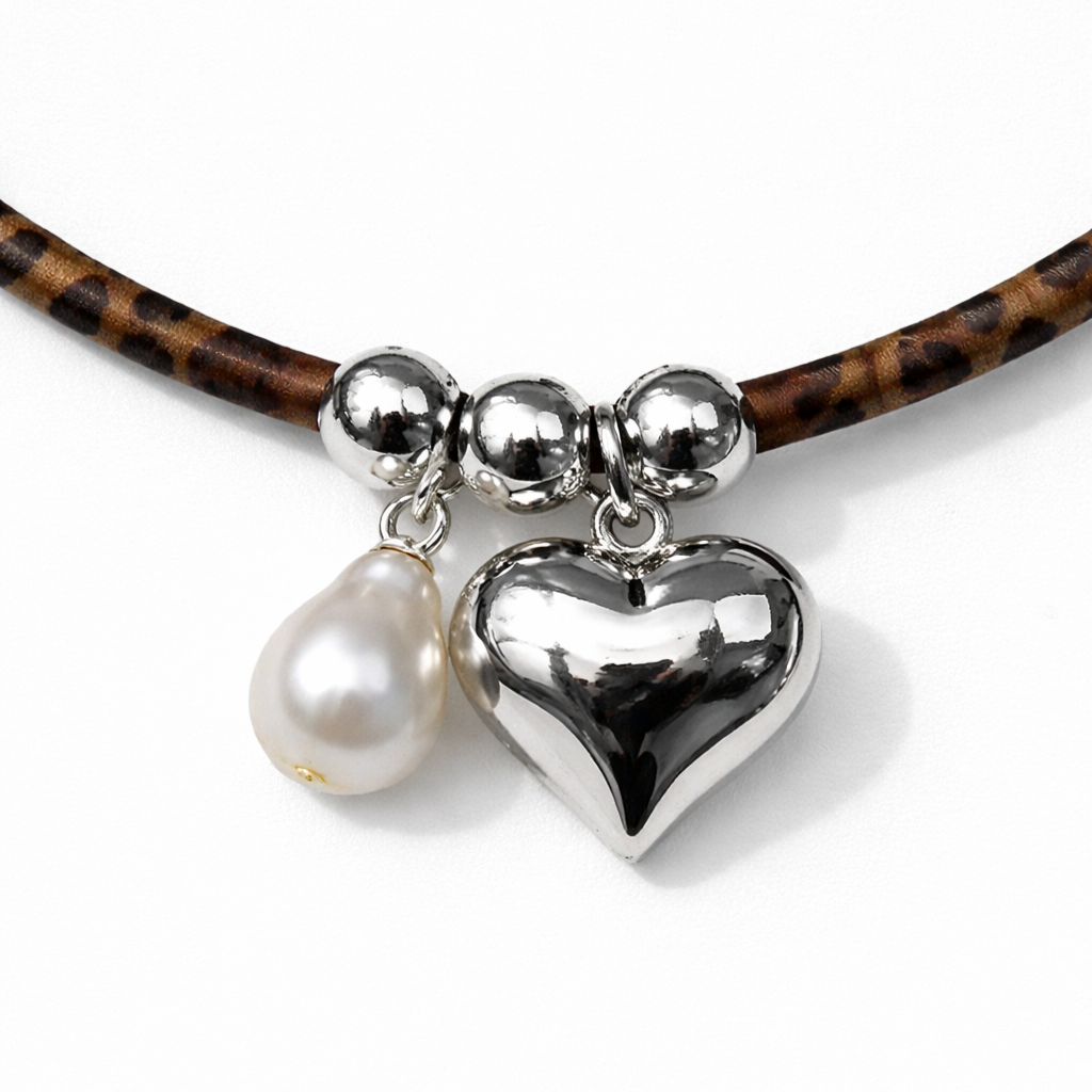 Wild Heart – Collana con Ciondolo a Cuore e Catenina Leopardata in Tessuto