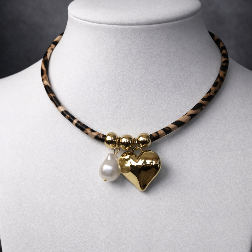 Wild Heart – Collana con Ciondolo a Cuore e Catenina Leopardata in Tessuto