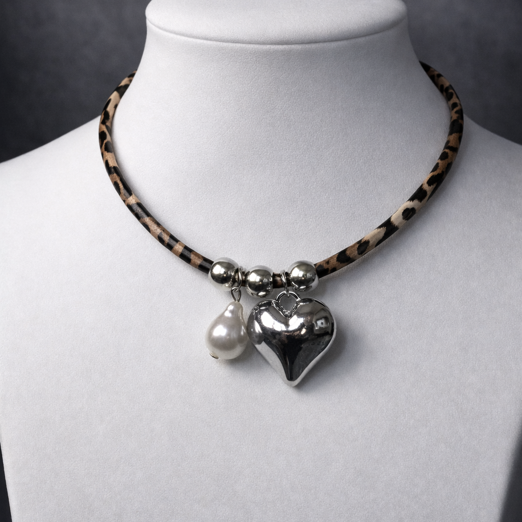 Wild Heart – Collana con Ciondolo a Cuore e Catenina Leopardata in Tessuto