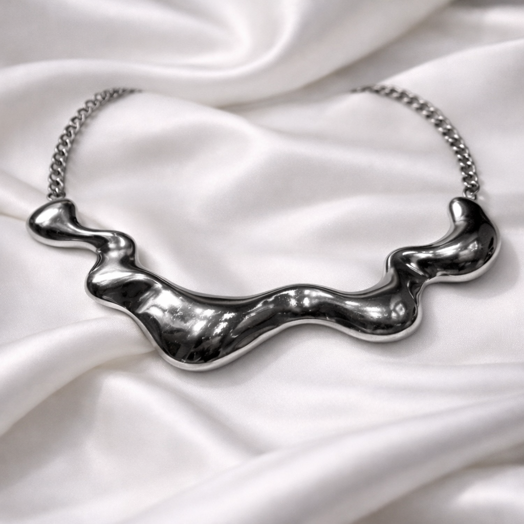 Silver Wave – Collana a Forma di Onda in Finitura Argento