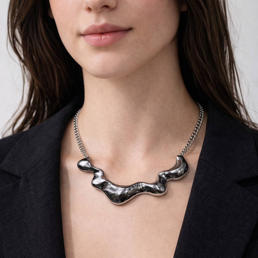Silver Wave – Collana a Forma di Onda in Finitura Argento