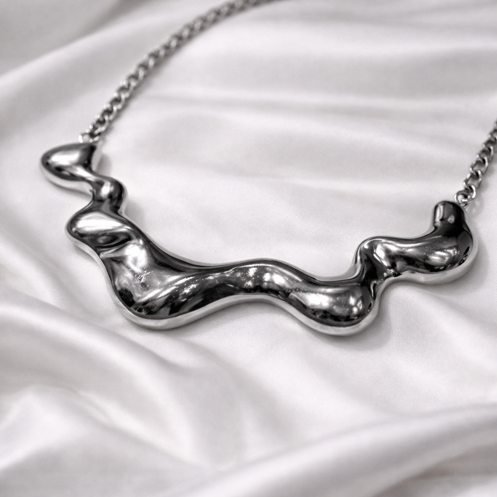Silver Wave – Collana a Forma di Onda in Finitura Argento