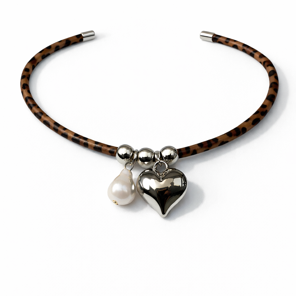 Wild Heart – Collana con Ciondolo a Cuore e Catenina Leopardata in Tessuto