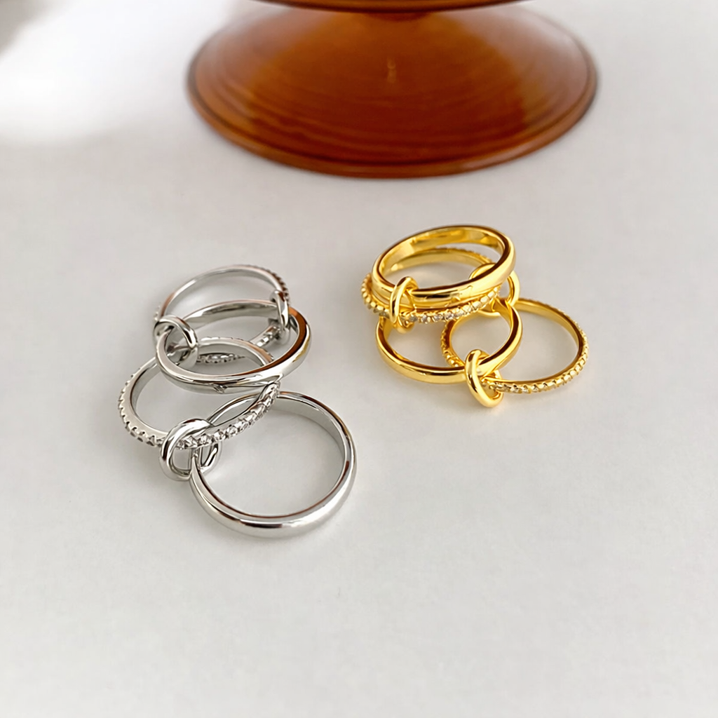 Lumé Link Ring - Design intrecciato con anelli collegati