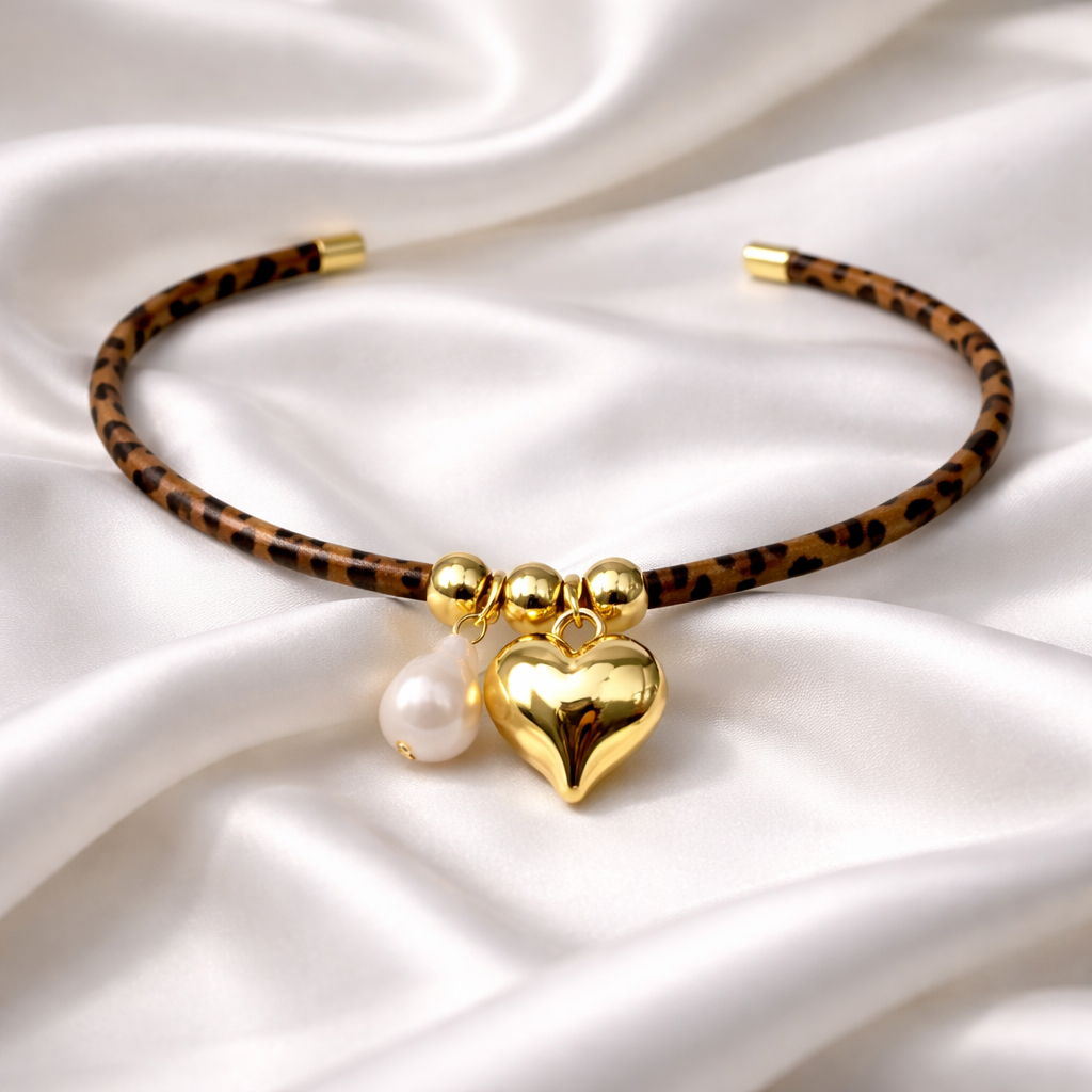 Wild Heart – Collana con Ciondolo a Cuore e Catenina Leopardata in Tessuto