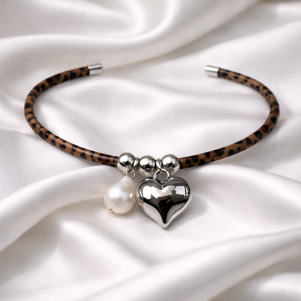 Wild Heart – Collana con Ciondolo a Cuore e Catenina Leopardata in Tessuto