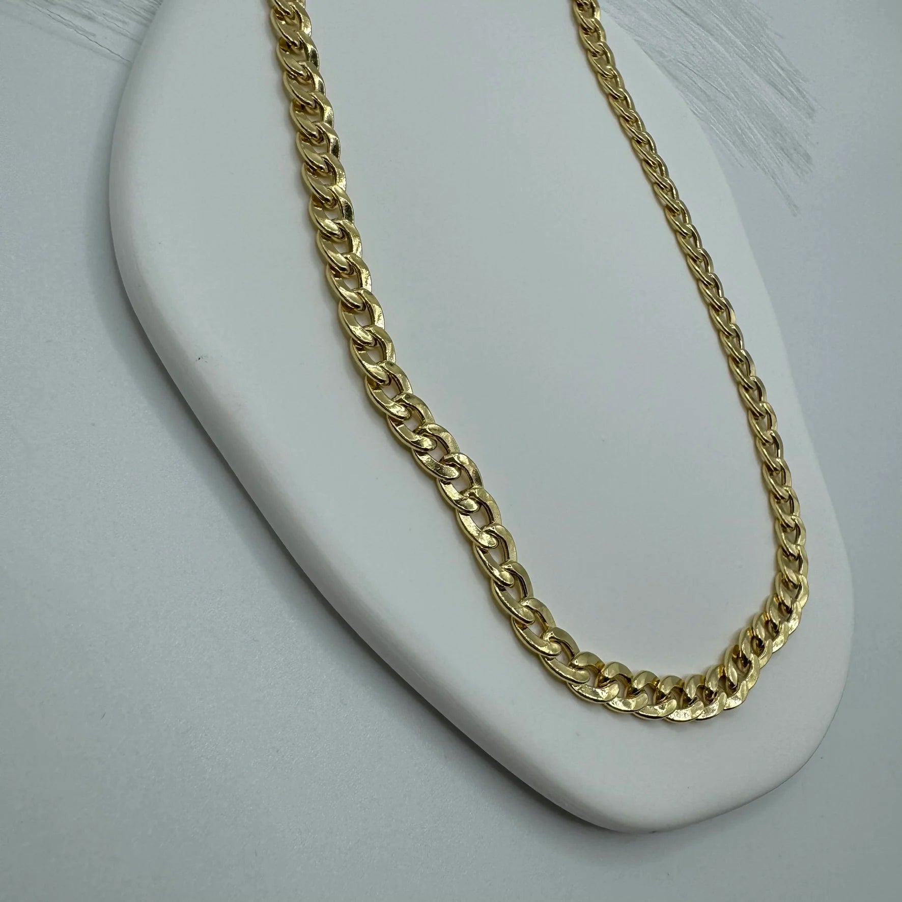 Gold Essence – Collana Lunga Dorata da Uomo in Stile Minimal