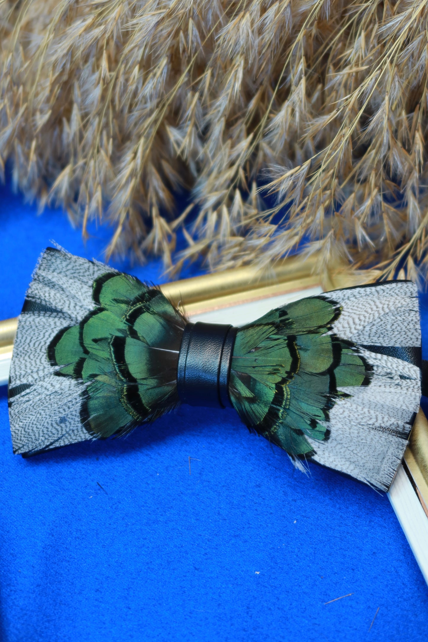 Papillon con Piume Grigie e Verdi