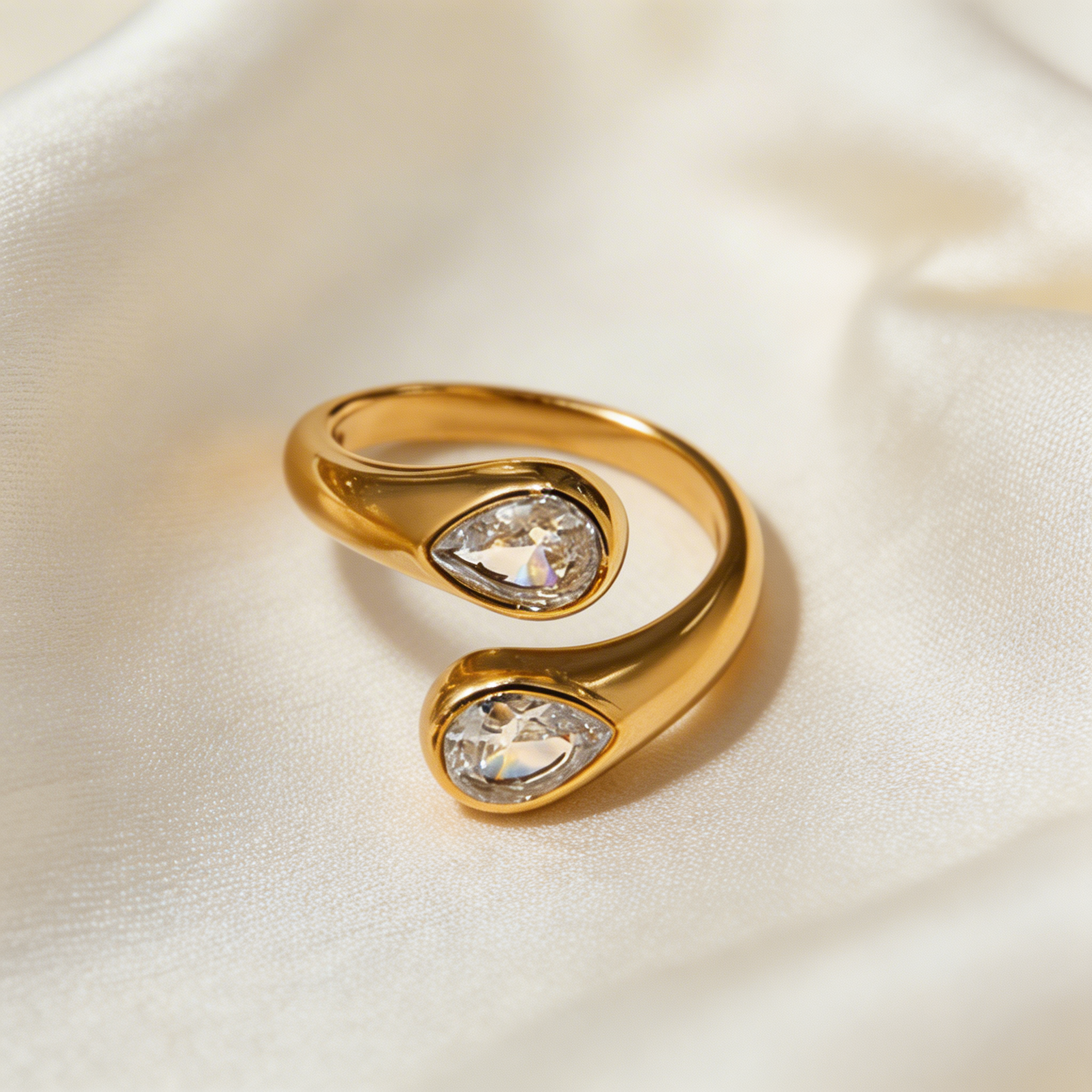 AURA DROP RING - Eleganza che cattura la luce