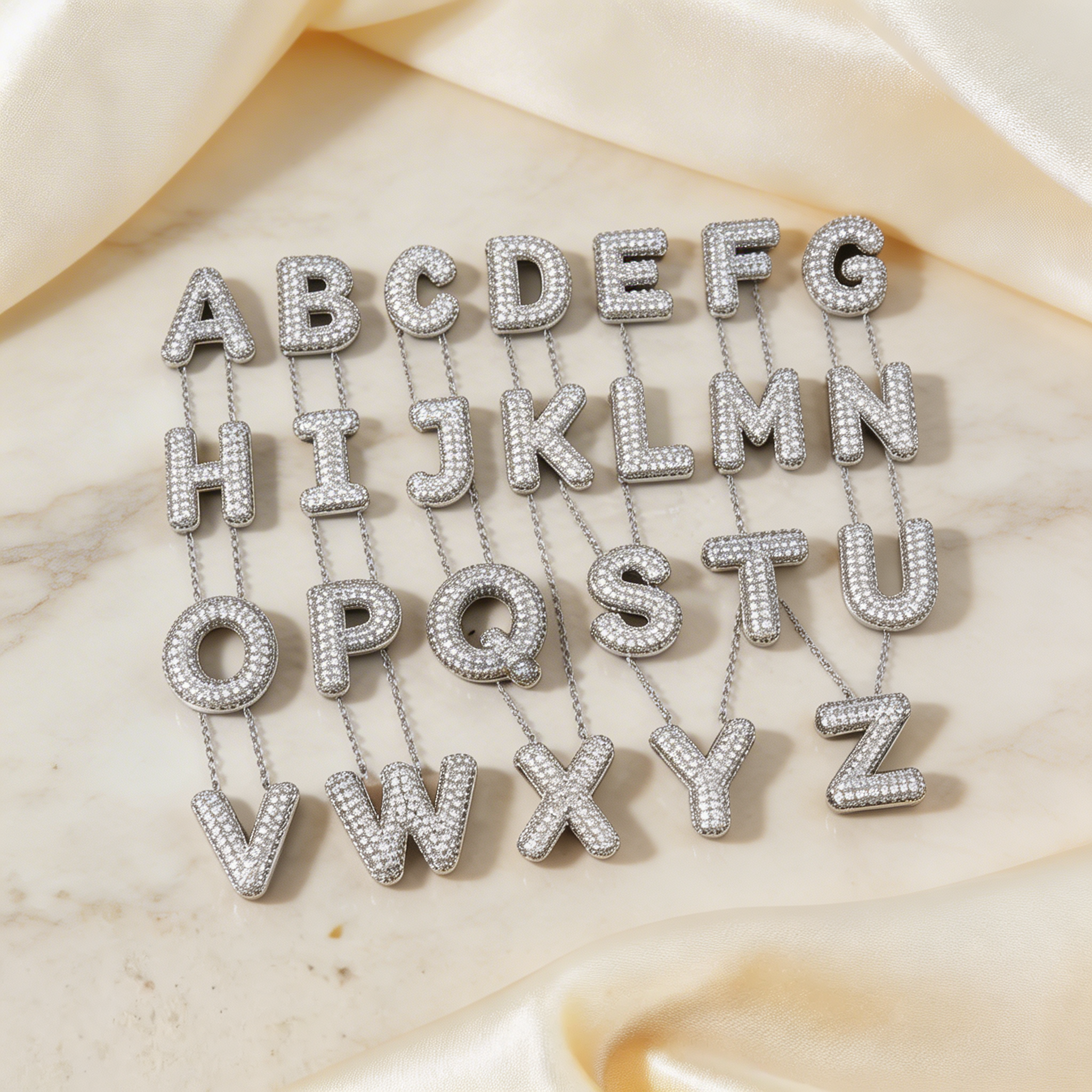 Aura Letter Necklace: la tua iniziale, la tua luce
