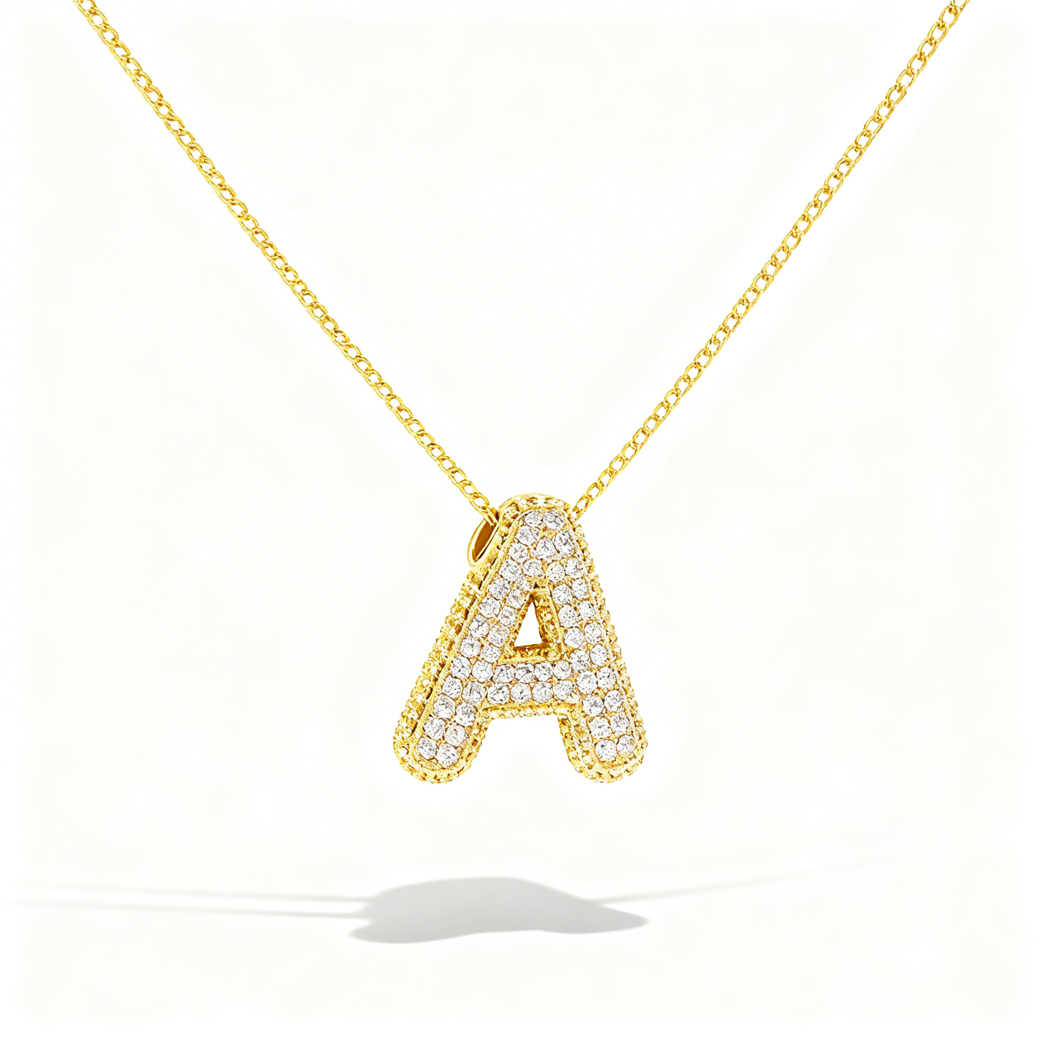 Aura Letter Necklace: la tua iniziale, la tua luce