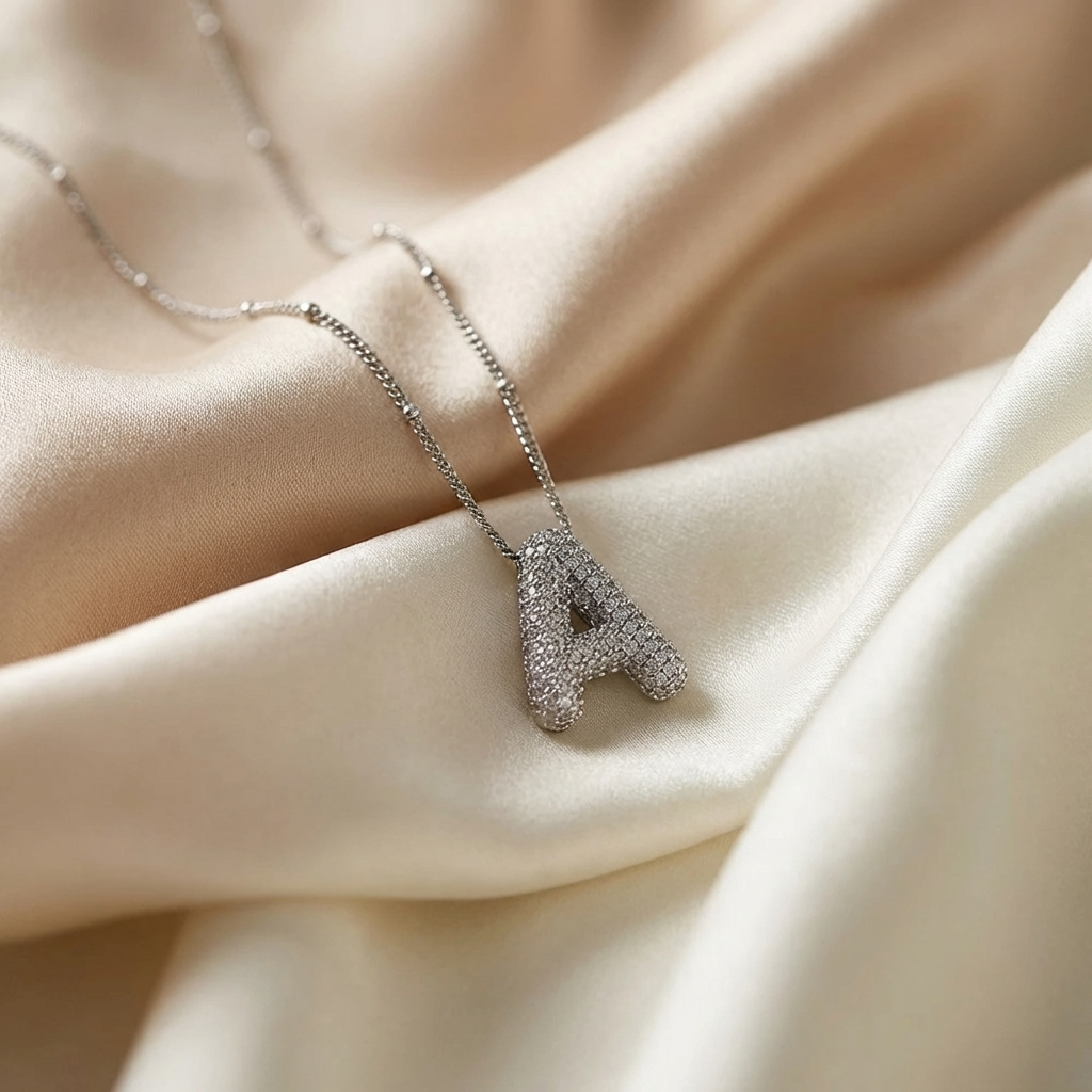 Aura Letter Necklace: la tua iniziale, la tua luce