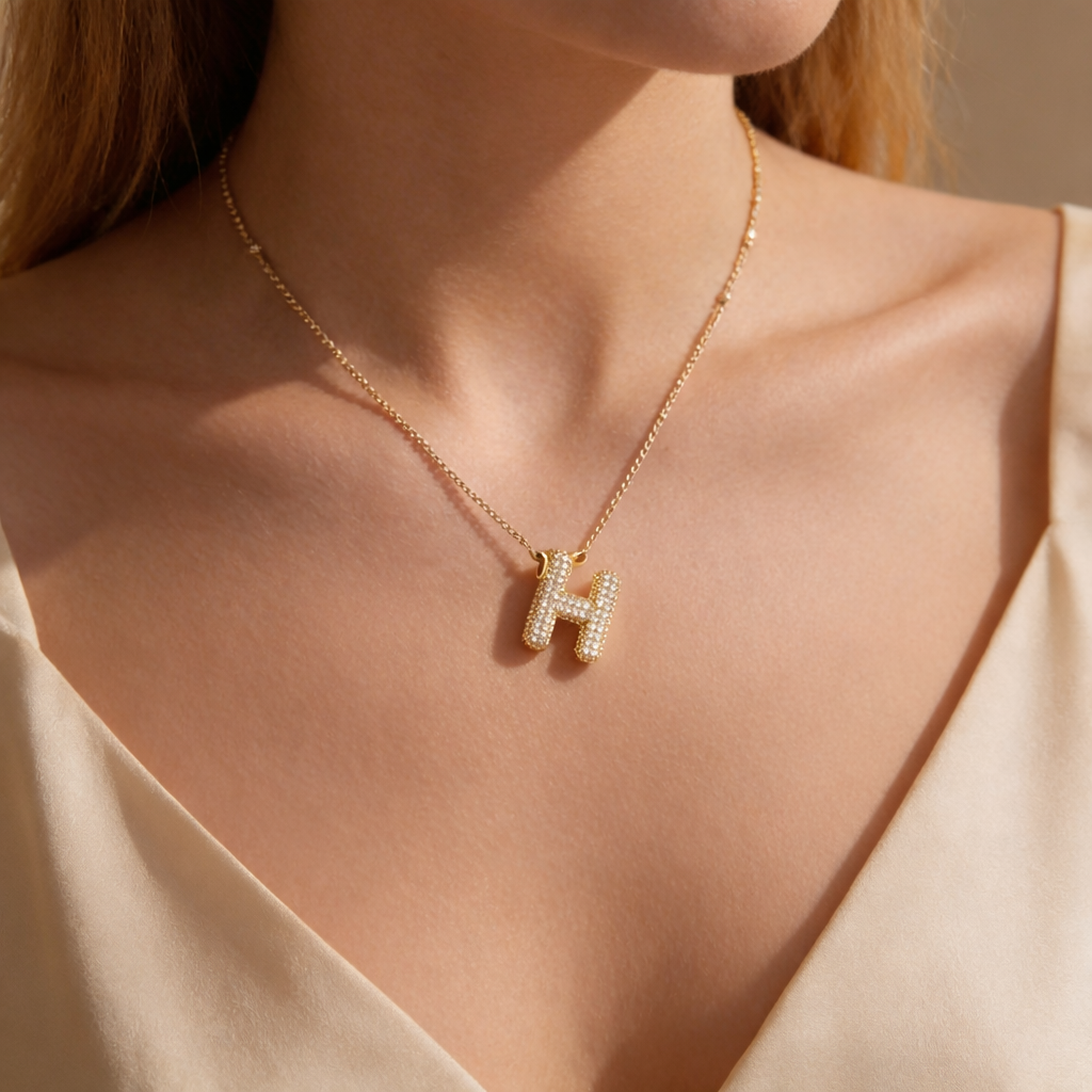 Aura Letter Necklace: la tua iniziale, la tua luce
